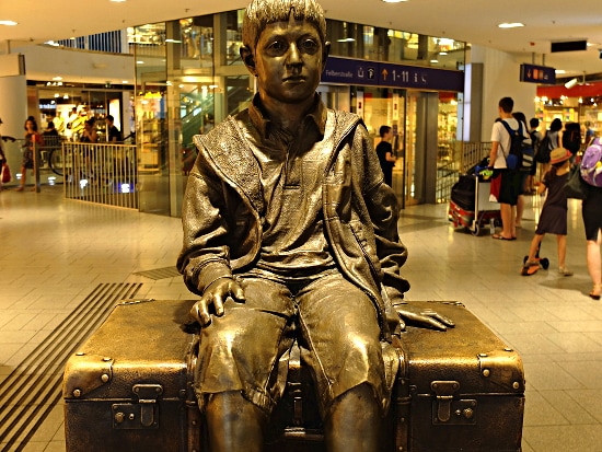 Für das Kind - Vienna, Monument von Flor Kent am Westbahnhof zur Erinnerung an die Flucht von 10.000 Kindern