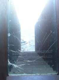 Walter Benjamin Memorial von Dani Karavan, vandalisiert, Portbou