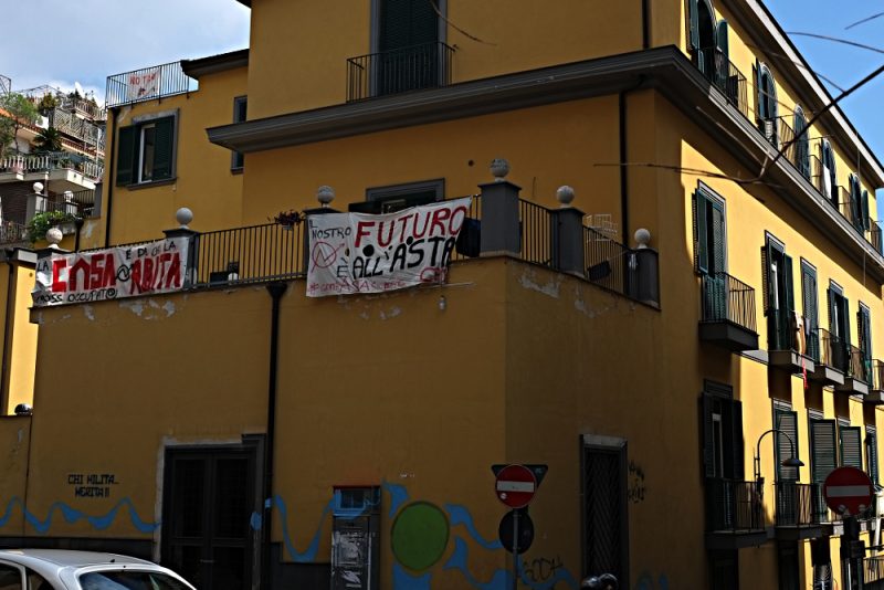 Transpis: "Die Häuser denen, die sie bewohnen" und "Unsere Zukunft wird verhökert", Squat in Neapel (2014)