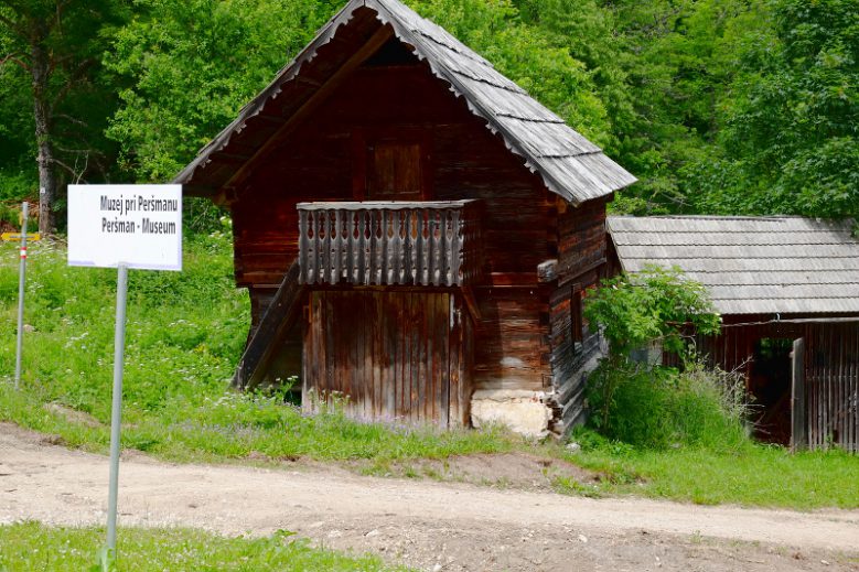 Die Bewohner_innen des Peršmanhof wurden ermordet oder überlebten nur durch Zufall, der Hof wurde angezündet. Dieses Wirtschaftsgebäude blieb erhalten.