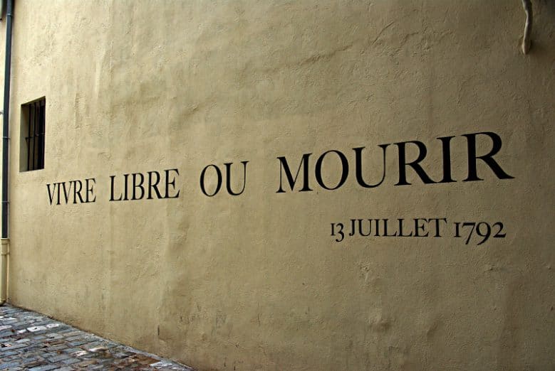 Das ideologische Fundament Europas: "In Freiheit leben oder sterben." (Graffiti am Mémorial De La Marseillaise)