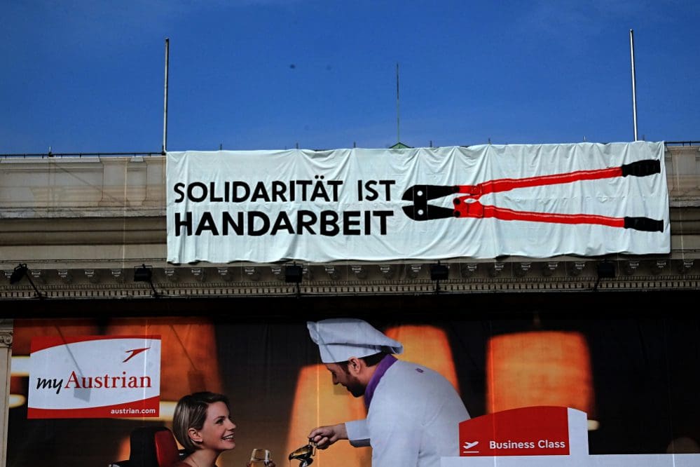 Solidarität ist Handarbeit - Transpi auf dem Wiener Künstlerhaus