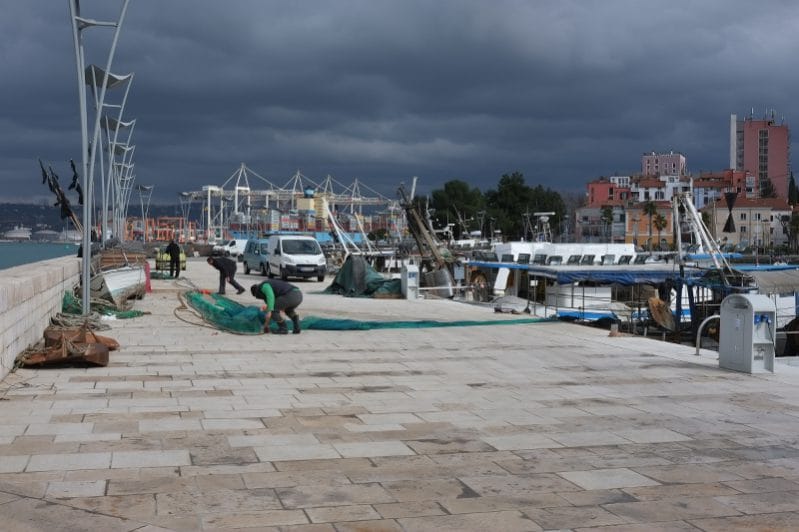 Am 28. Juni 2016 demonstrierten 4.000 Menschen gegen den neoliberalen Umbau des Hafens von Koper. Eine geplante Blockade der Aktionär_innenversammlung am 1. Juli wurde von der Polizei verhindert. Spontan wurde die Arbeit niedergelegt und die Hafeneinfahrtstore von 800 Aktivist_innen besetzt.