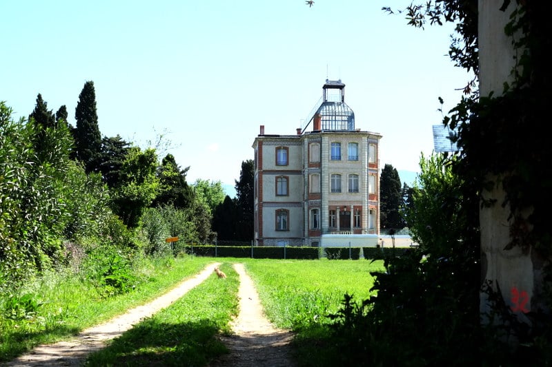 Die Maternité Suisse in Elne, vom nördlich vorbei laufenden Feldweg aus gesehen.