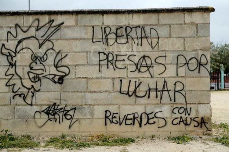 Graffiti in Marinaleda (Andalusien) - das in sinngemäß "Freiheit für Gewissensgefangene" fordert. Oder Freiheit für Gefangene, die wegen ihrer Kämpfe im Knast sitzen.