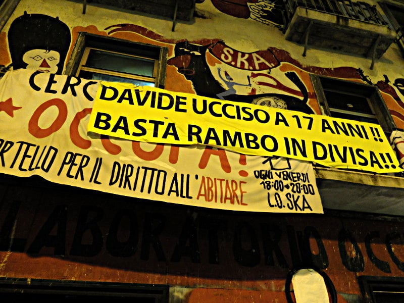 Ein Transpi klagt die Ermordung des 17-jährigen Davide durch die Polizei an. Neapel, 2014.