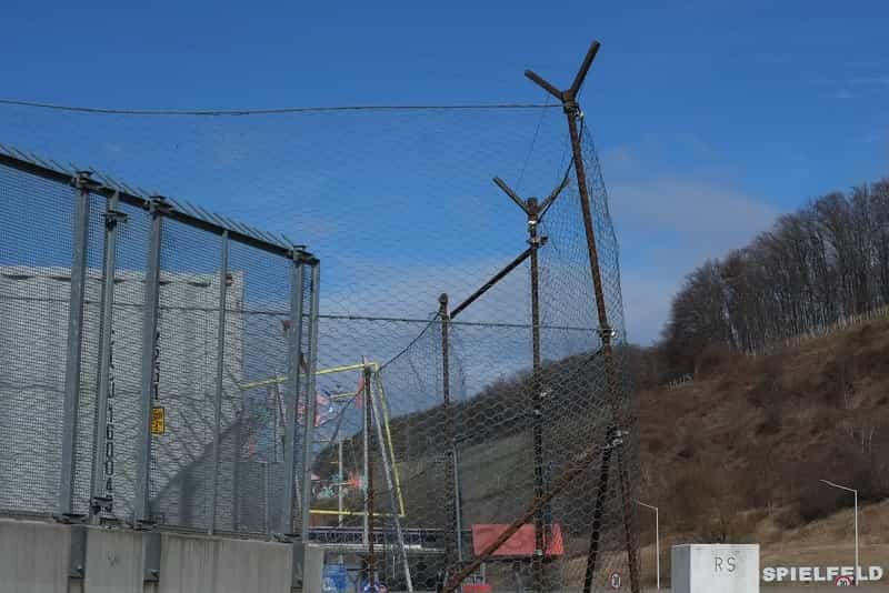 Auch der Staat Österreich steht nach dem Bericht The Business of Building Walls auf der Kundenliste von European Security Fencing. Die Kosten für den Grenzzaun in der Steiermark: geschätzte 8 bis 10 Millionen Euro.