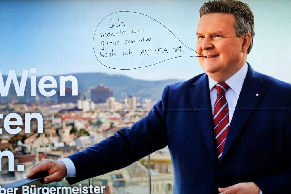 SPÖ-Wahlplakat: Dem Kandidaten wird eine Sprechblase aufgemalt mit dem Text: "Ich möchte ein Guter sein, also wähle ich ANTIFA"