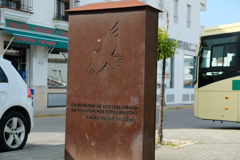 "In Erinnerung an die, die für unsere Freiheit ihr Leben gaben". Memorial an die ermordeten Anarchist_innen von Casas Viejas.