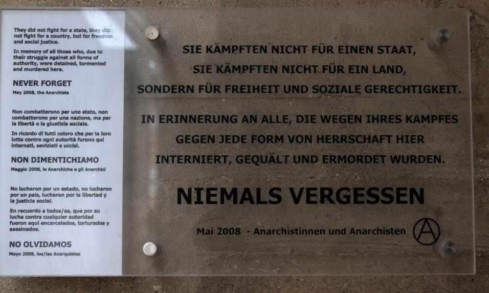 Erinnerungstafel im Memorial Gusen an die Republikanischen Spanier, die faschistischen Staaten zum Opfer fielen. Gewidmet von Anarchistinnen und Anarchisten, Mai 2008