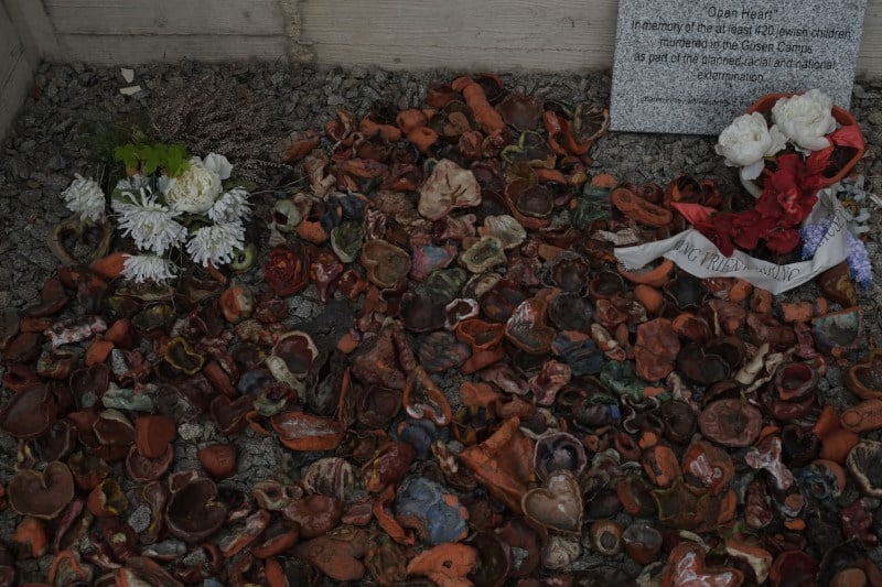 Gedenktafel mit der Inschrift: "Open Heart" In memory of the at least 420 jewish children murdered in the Gusen camps as part of the planned racial and national extermination Karen Finley with students to the (nicht lesbar)